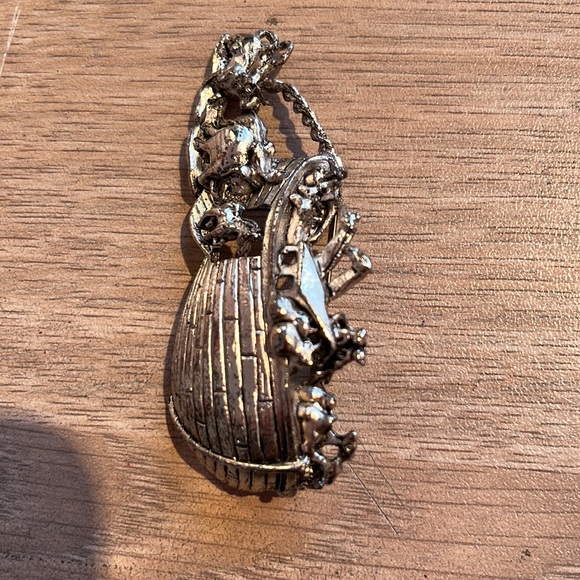 TOFA VINTAGE SILVERTONE NOAHS ART PIn, cute, stamped - Picture 4 of 5